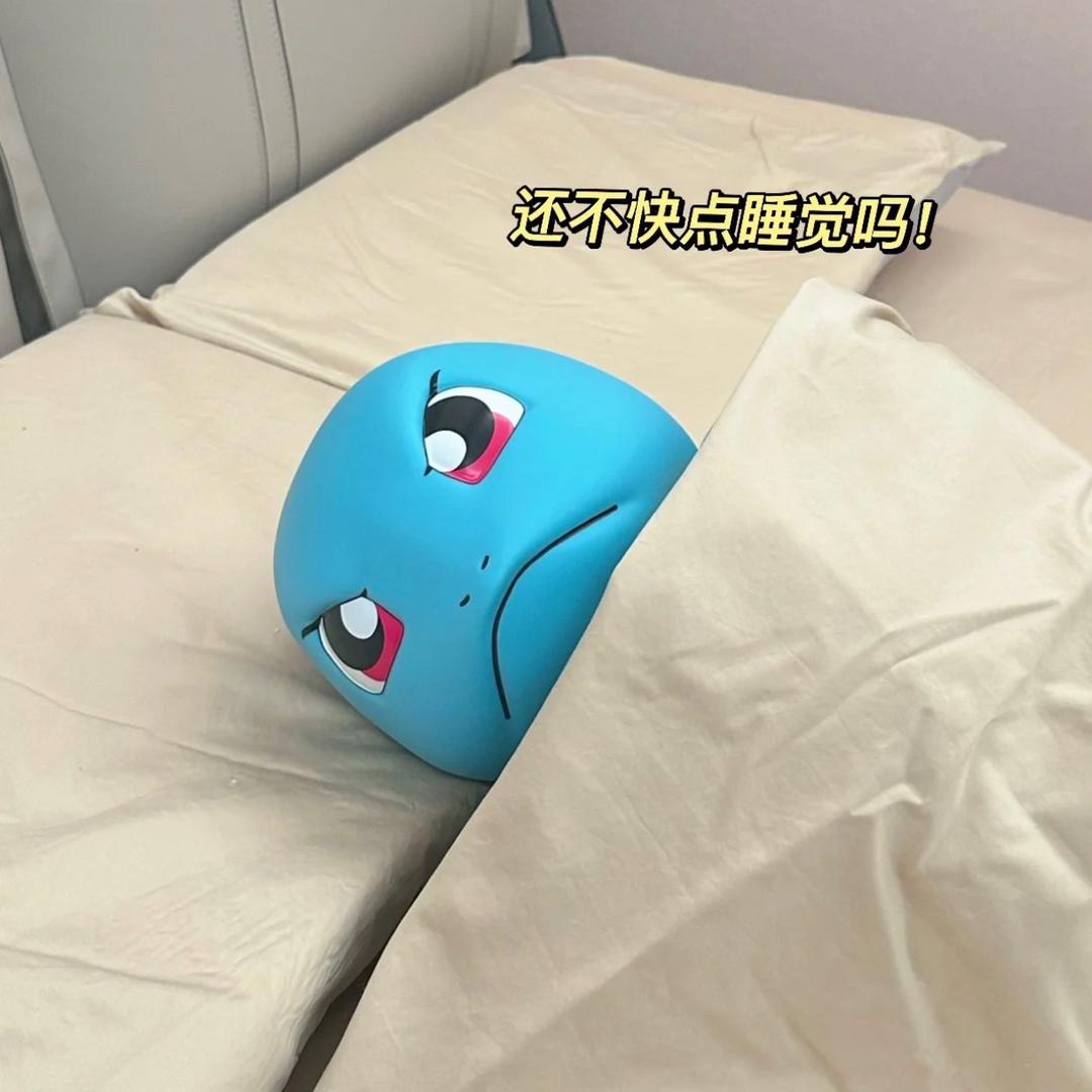 摆了个手办玩具