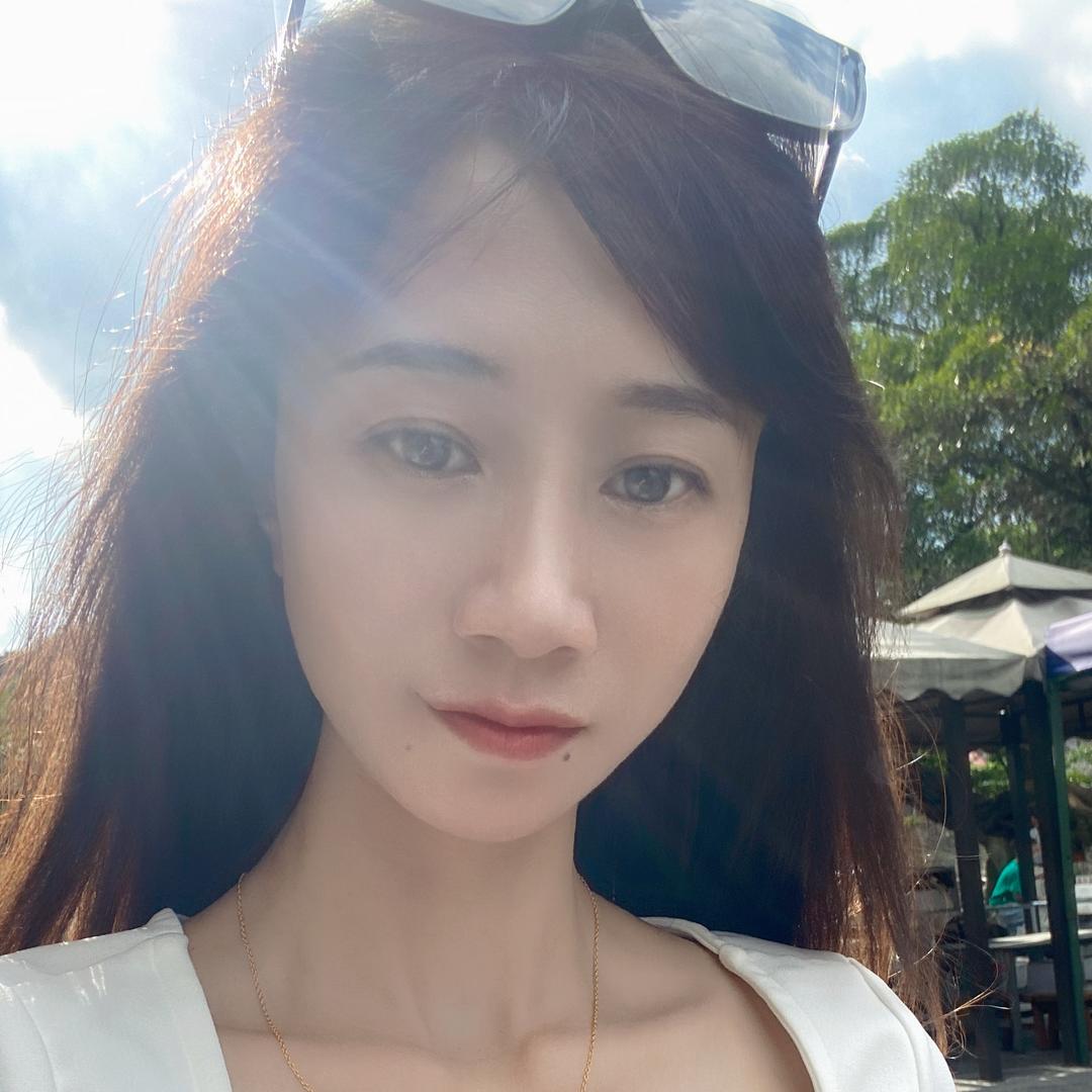 鸡血玉小芳