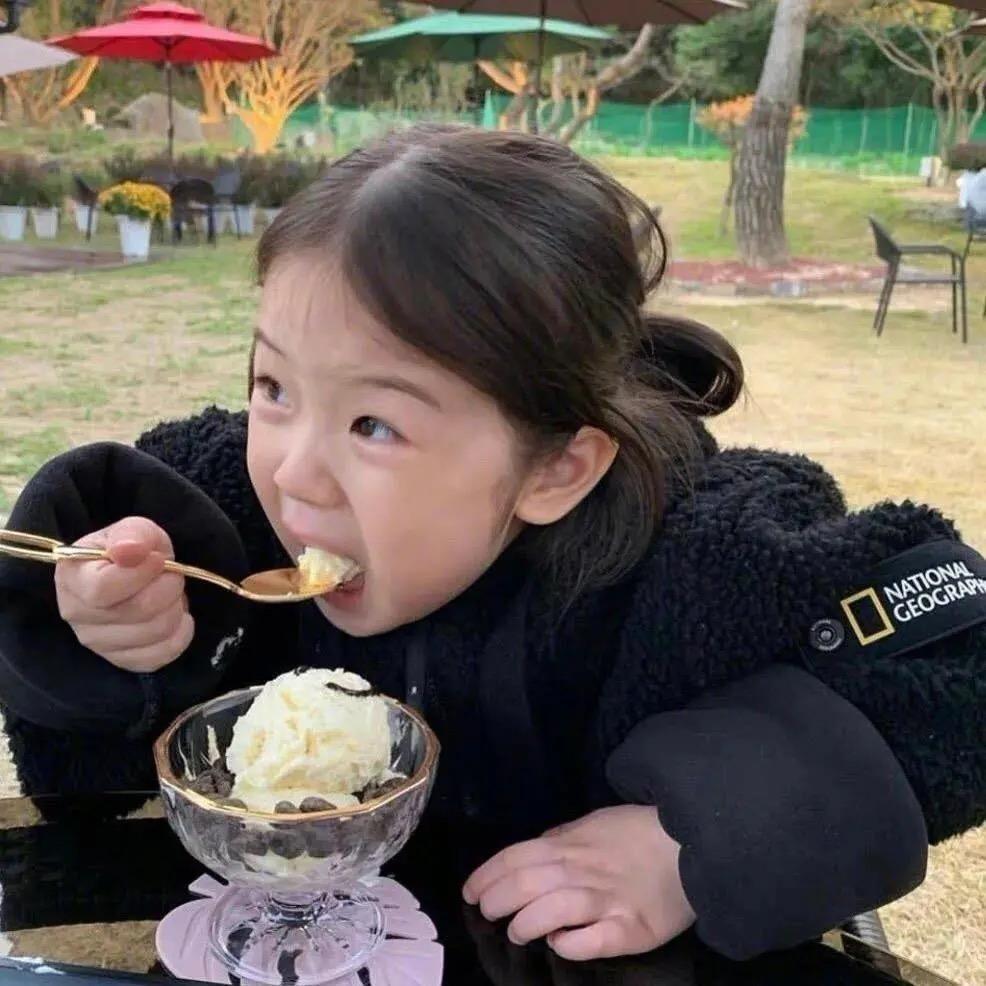 馋嘴小妞😋