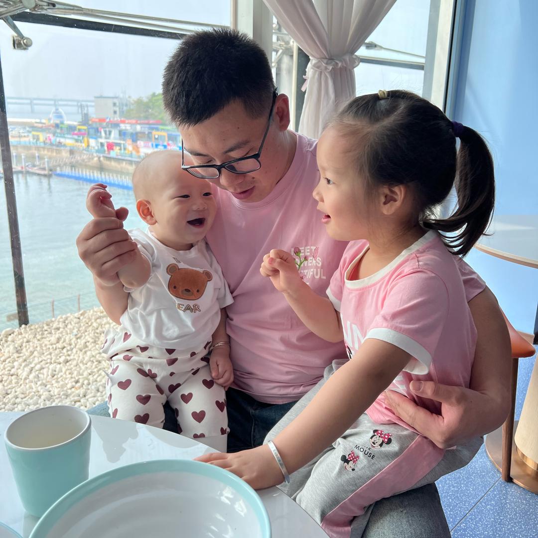 努力养家的俩孩爹（一拖三中）