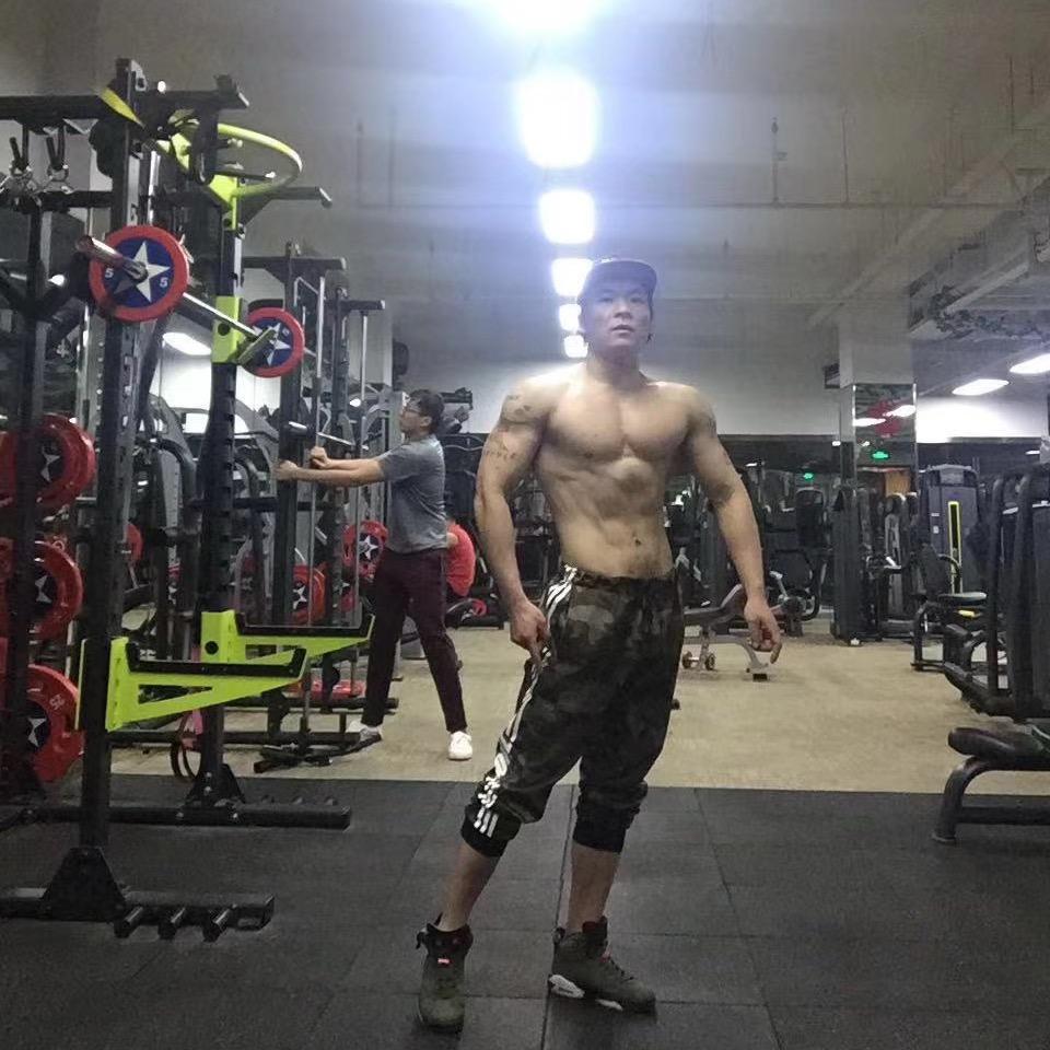 李高冷爱健身