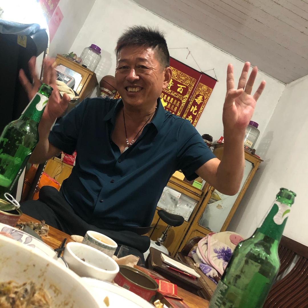 风雨中的男人