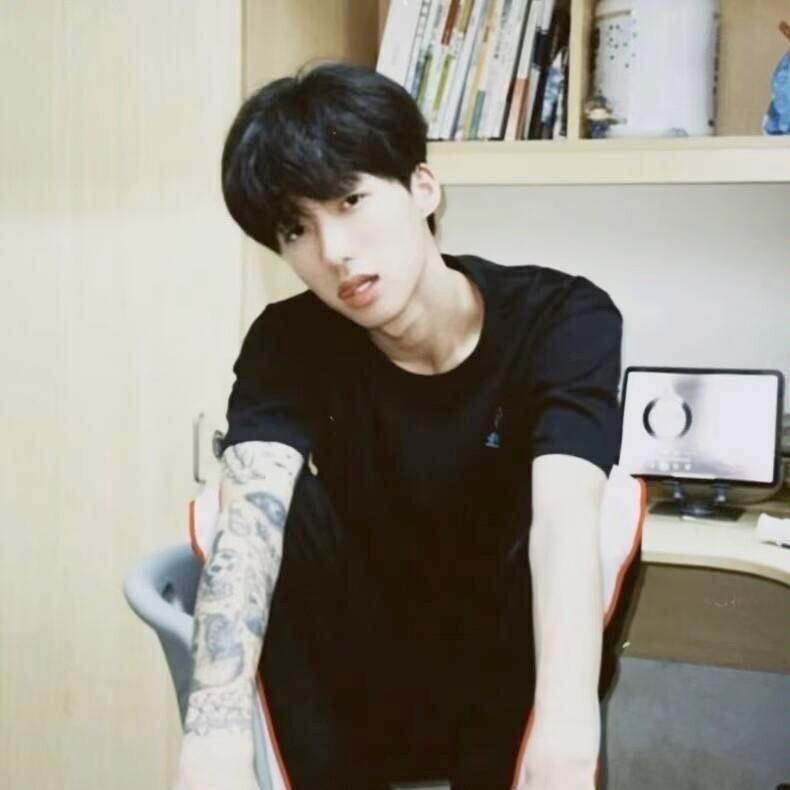 杰.