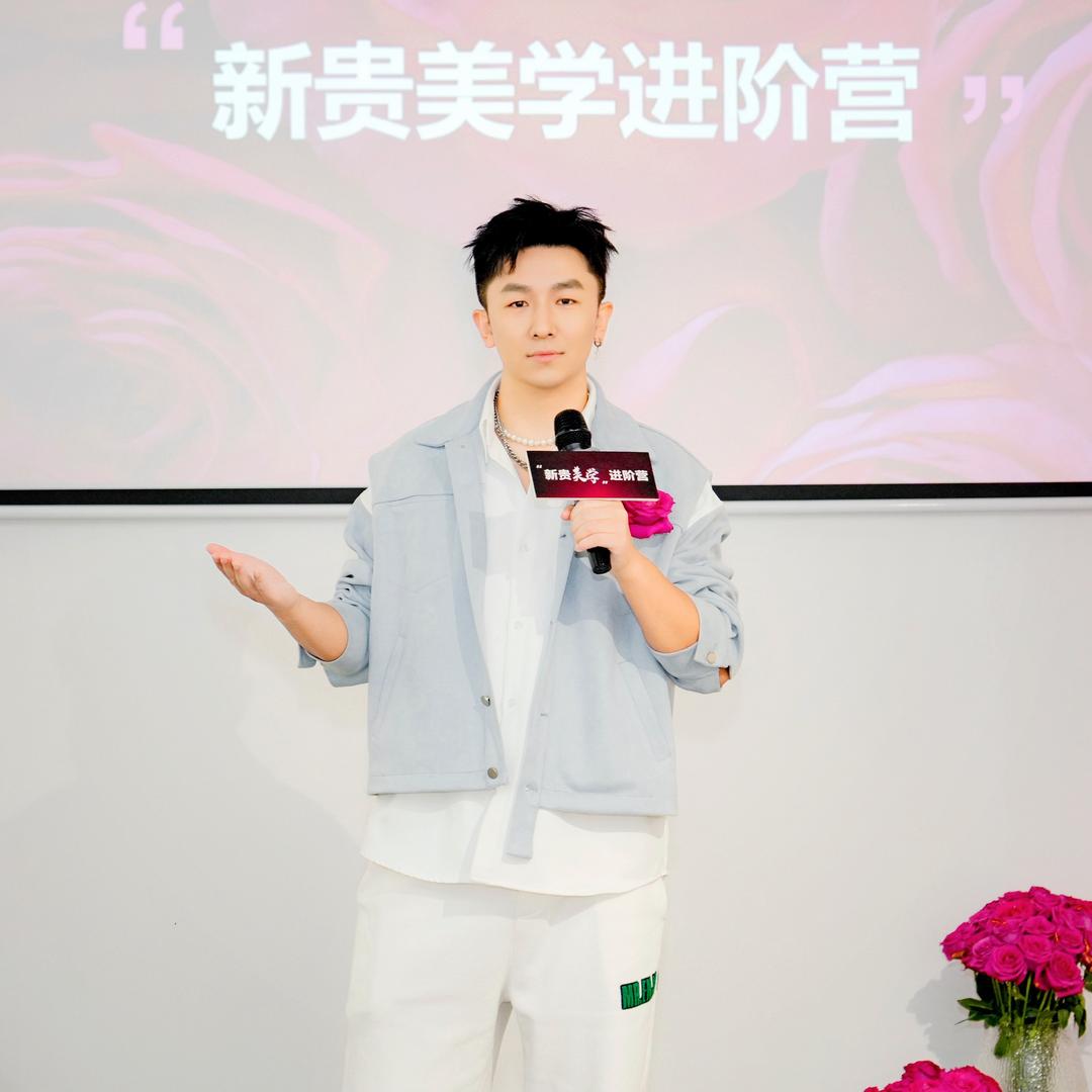 服装搭配师Sky