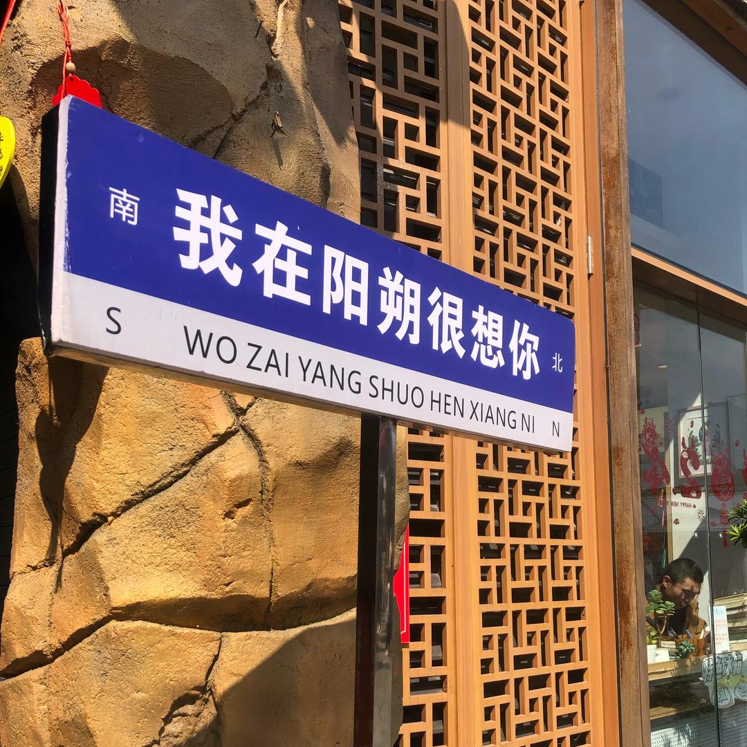 檐下听雨声