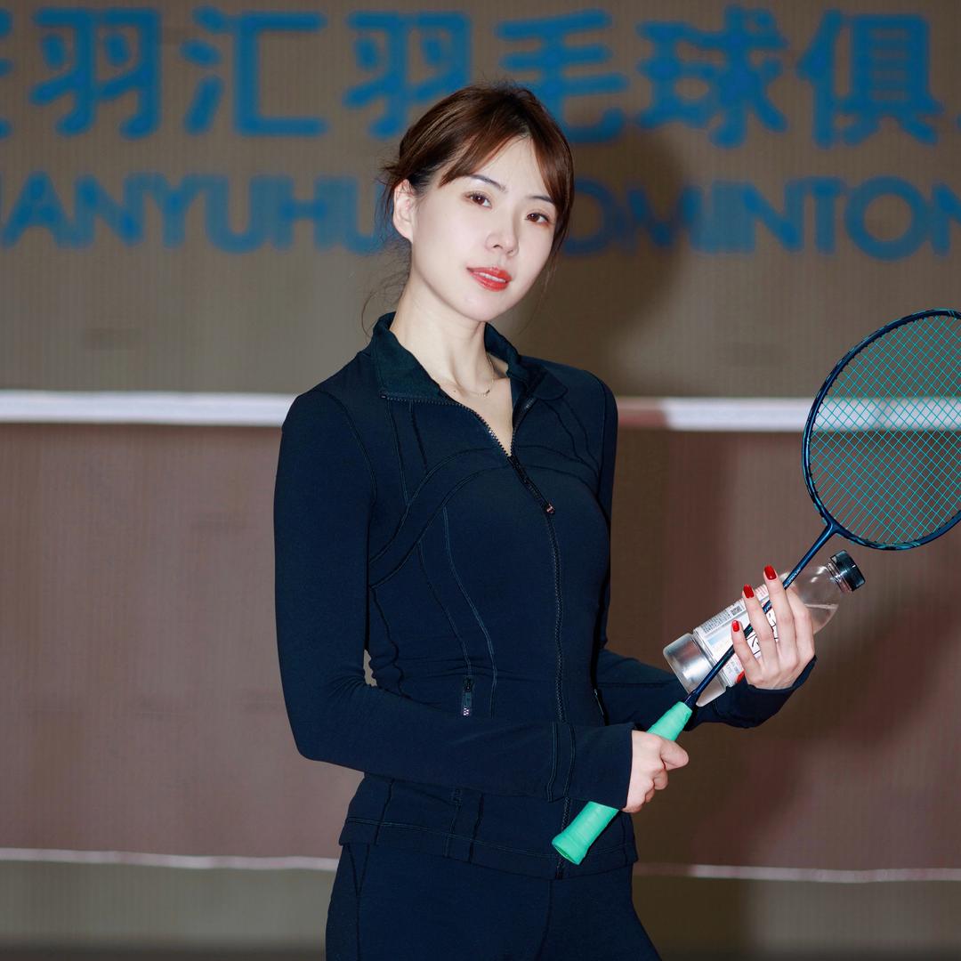 Flora在打羽毛球🏸