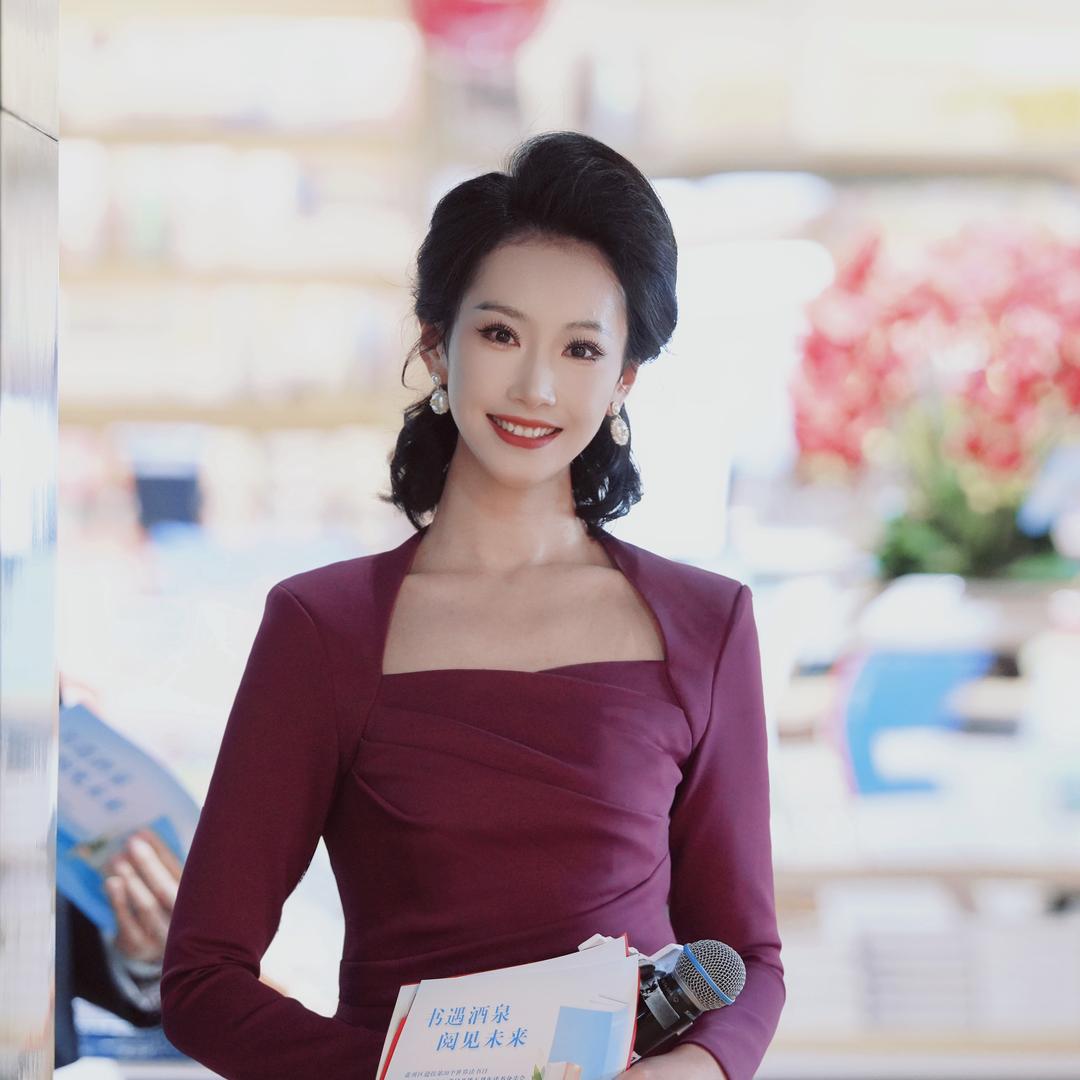 主持人小美
