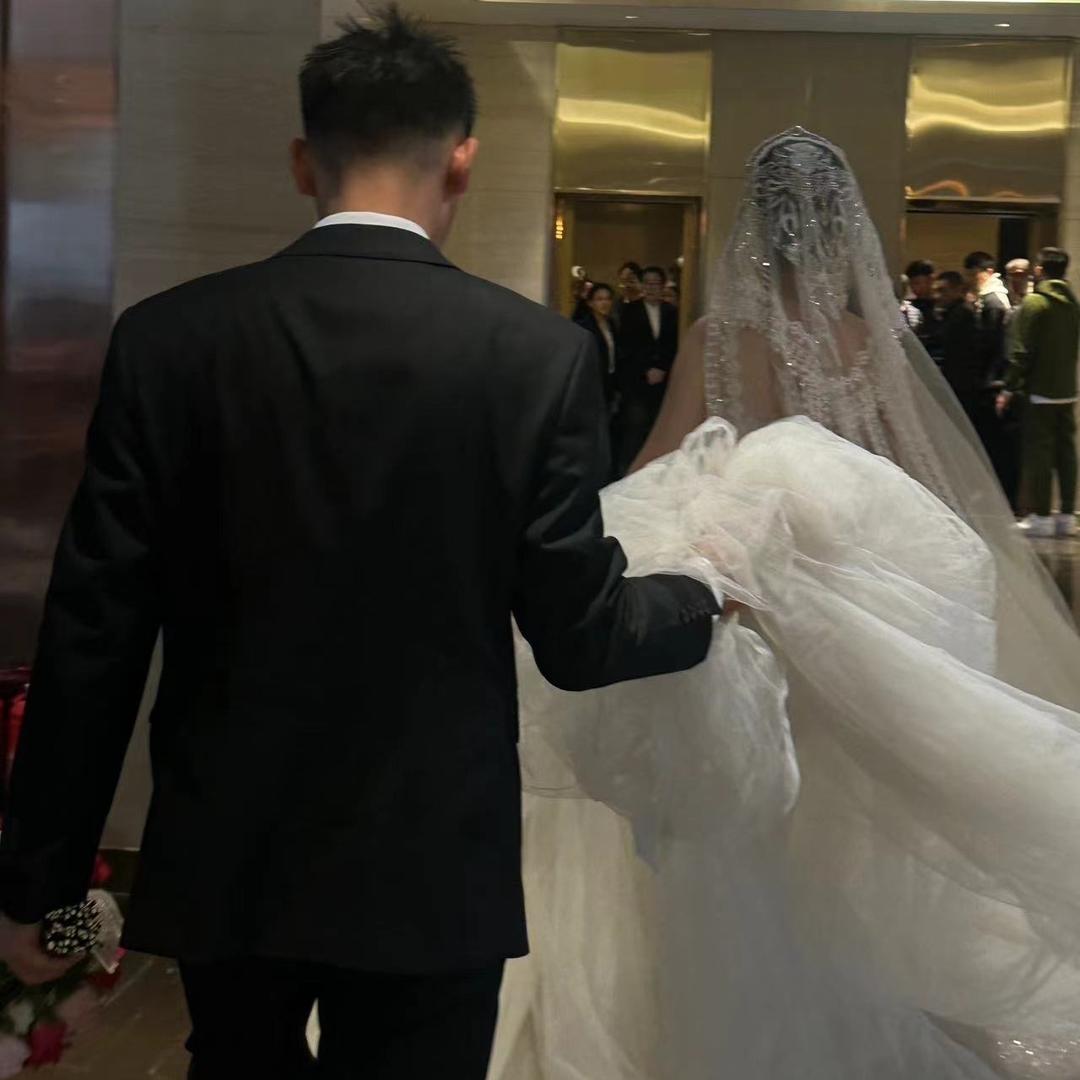 扶老奶奶闯红灯