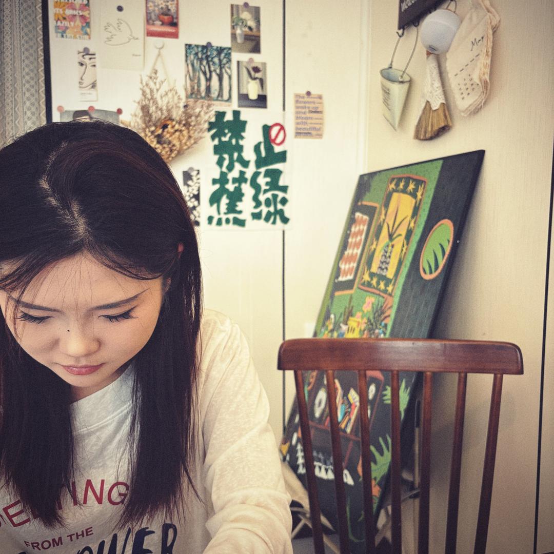莹.