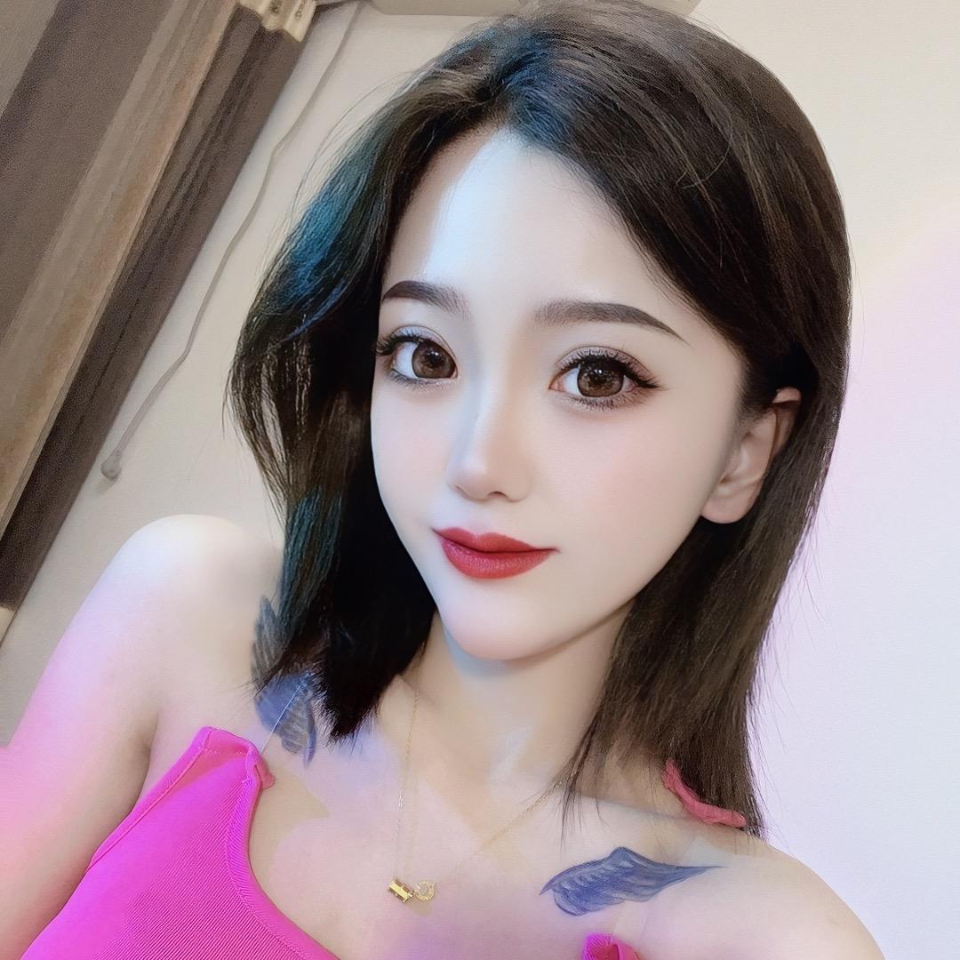 小依๑.