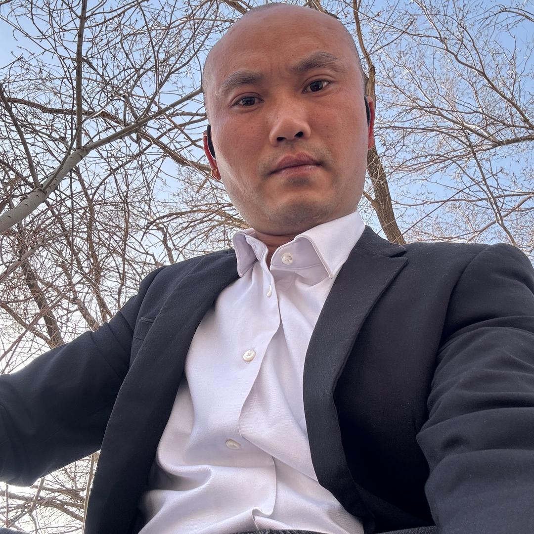 光头哥在做厨师