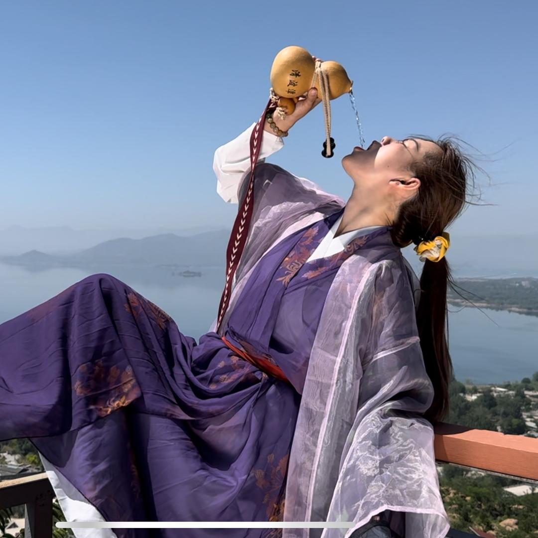 搬白酒的大女孩