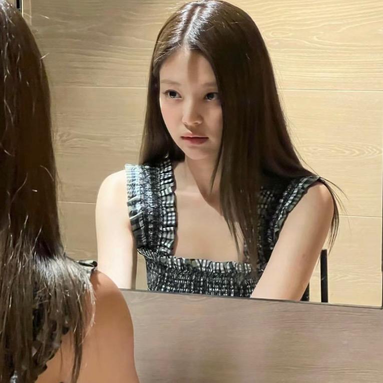 只会比耶.