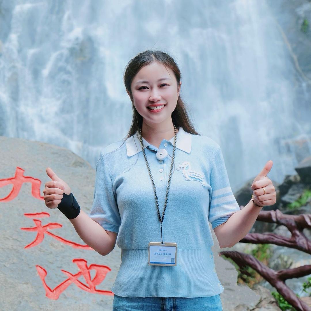 庐山导游晶晶