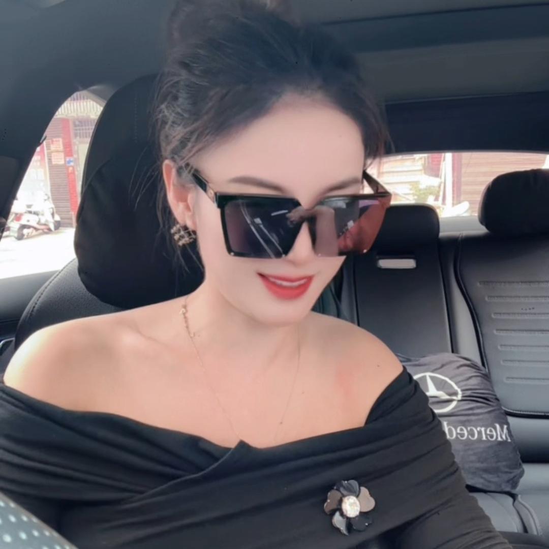 爱笑的小姐姐