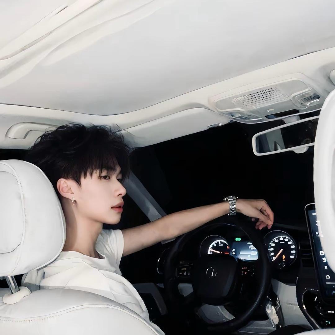 陈雨轩..☂︎*̣̩