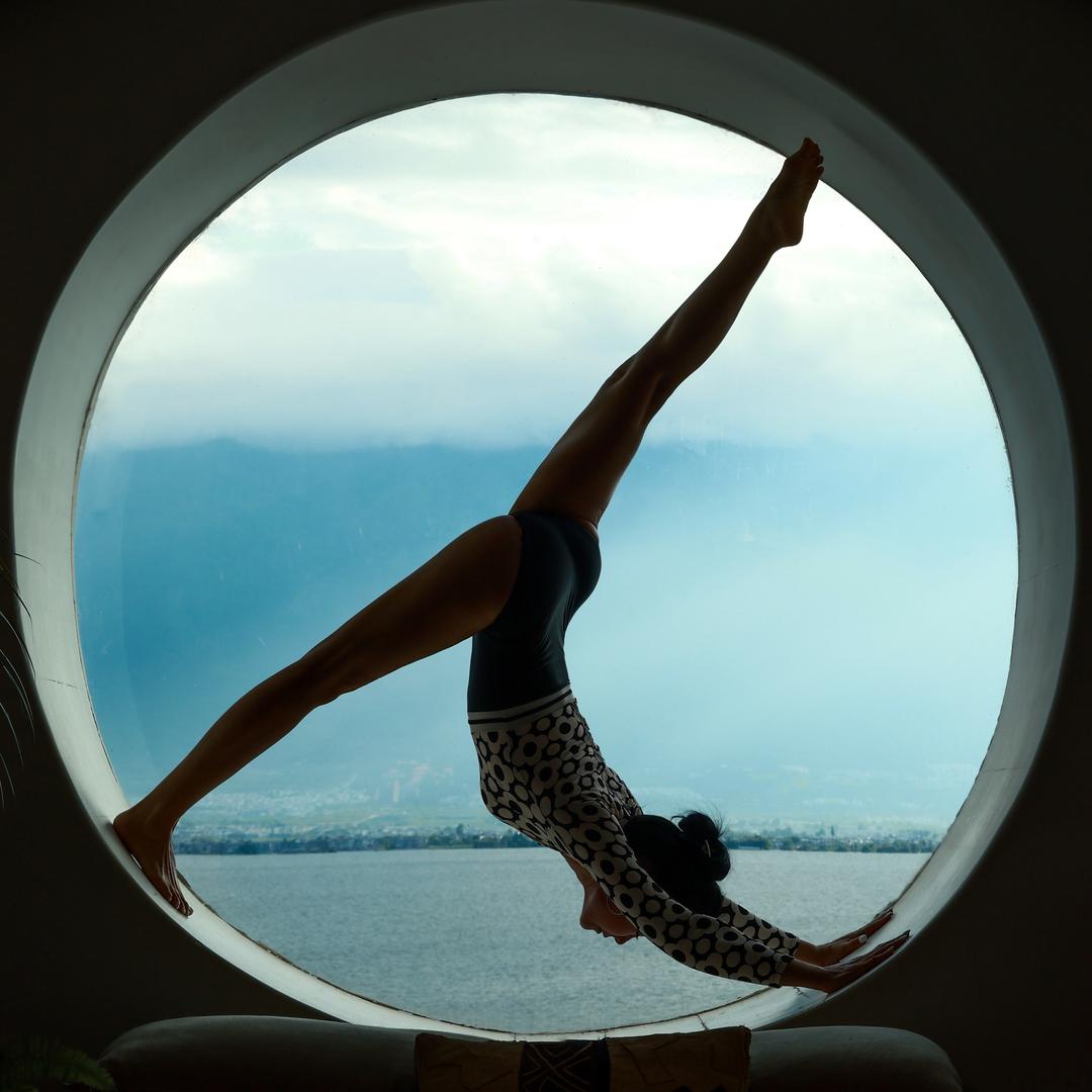 59岁丁丁Fish居家练瑜伽