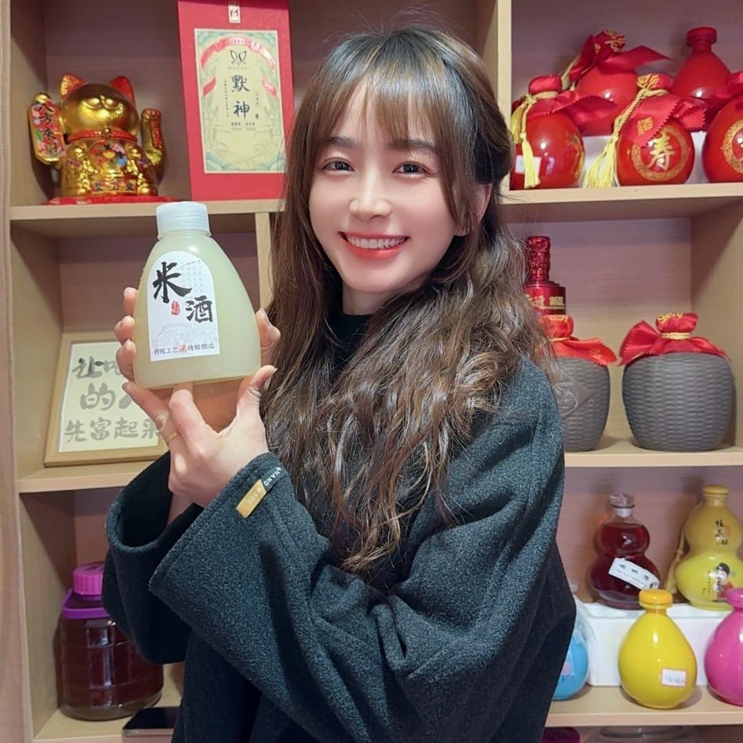 卖酒的小姐姐