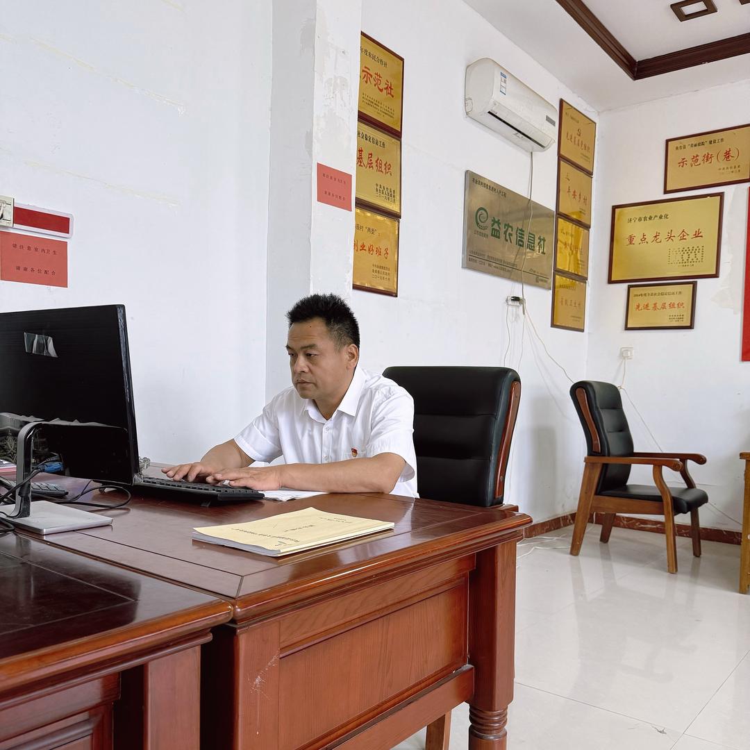 支书李全林正能量助农