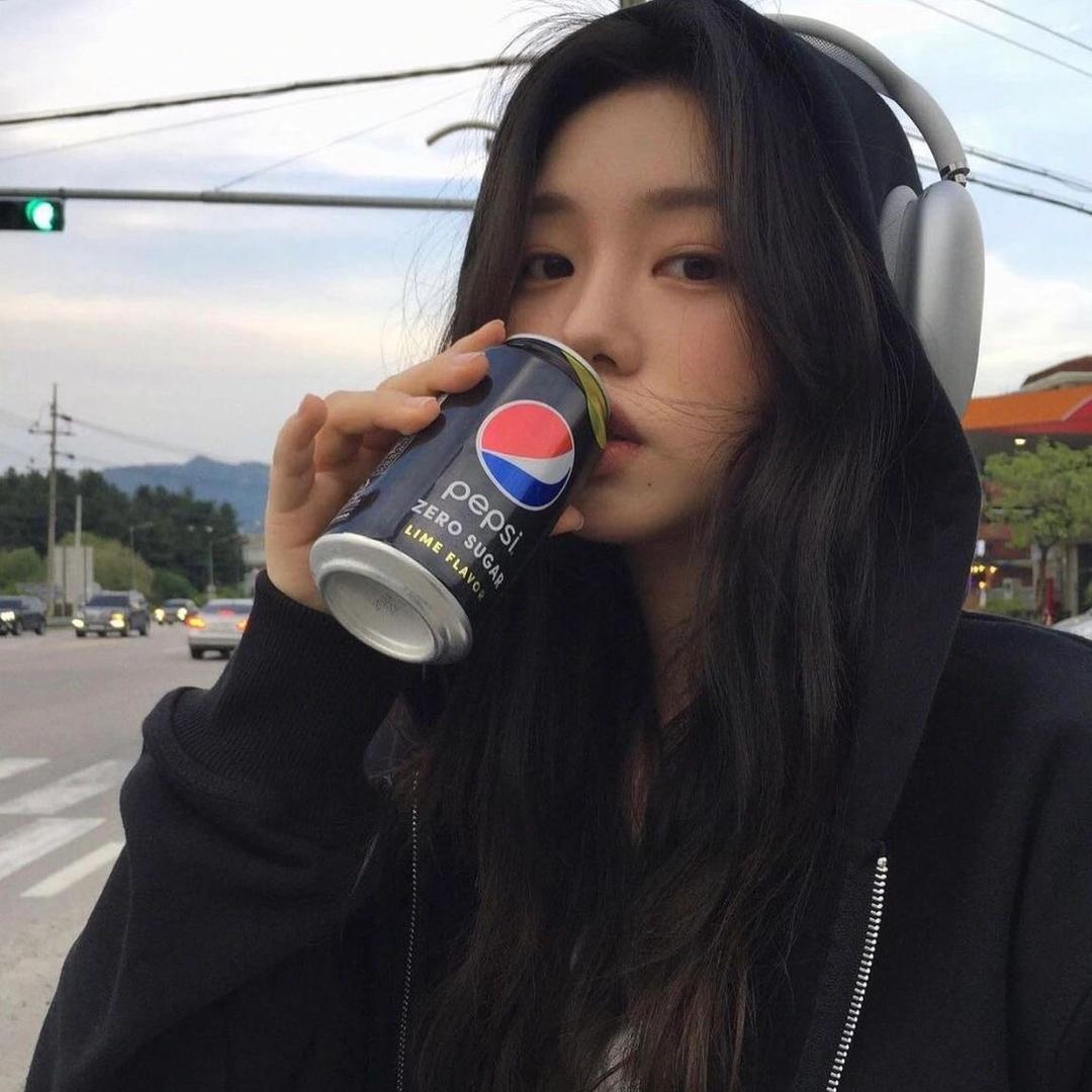 爱吃肉的小女孩