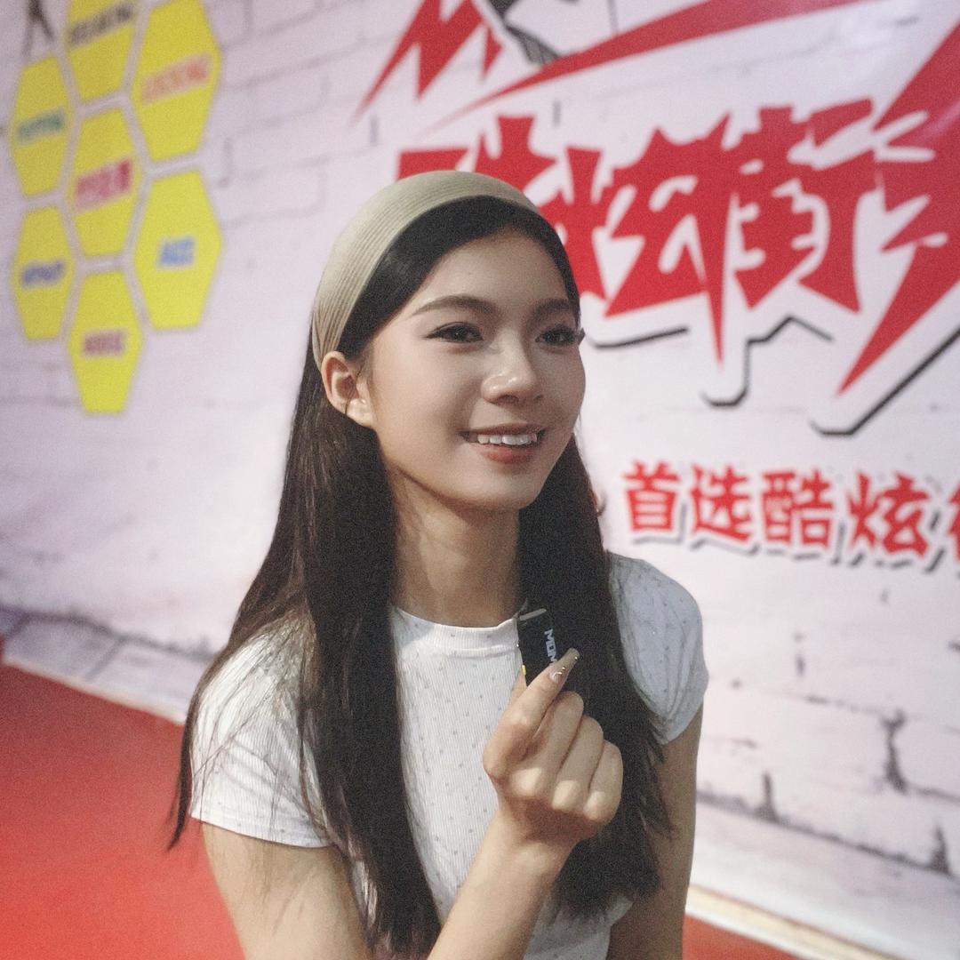 在英德教爵士舞的红红老师