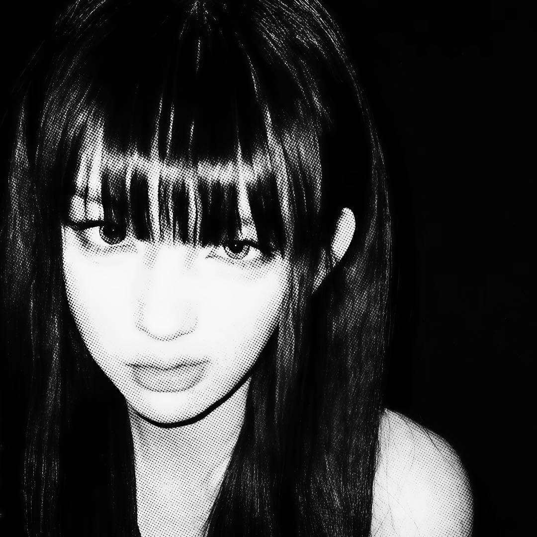 一女的