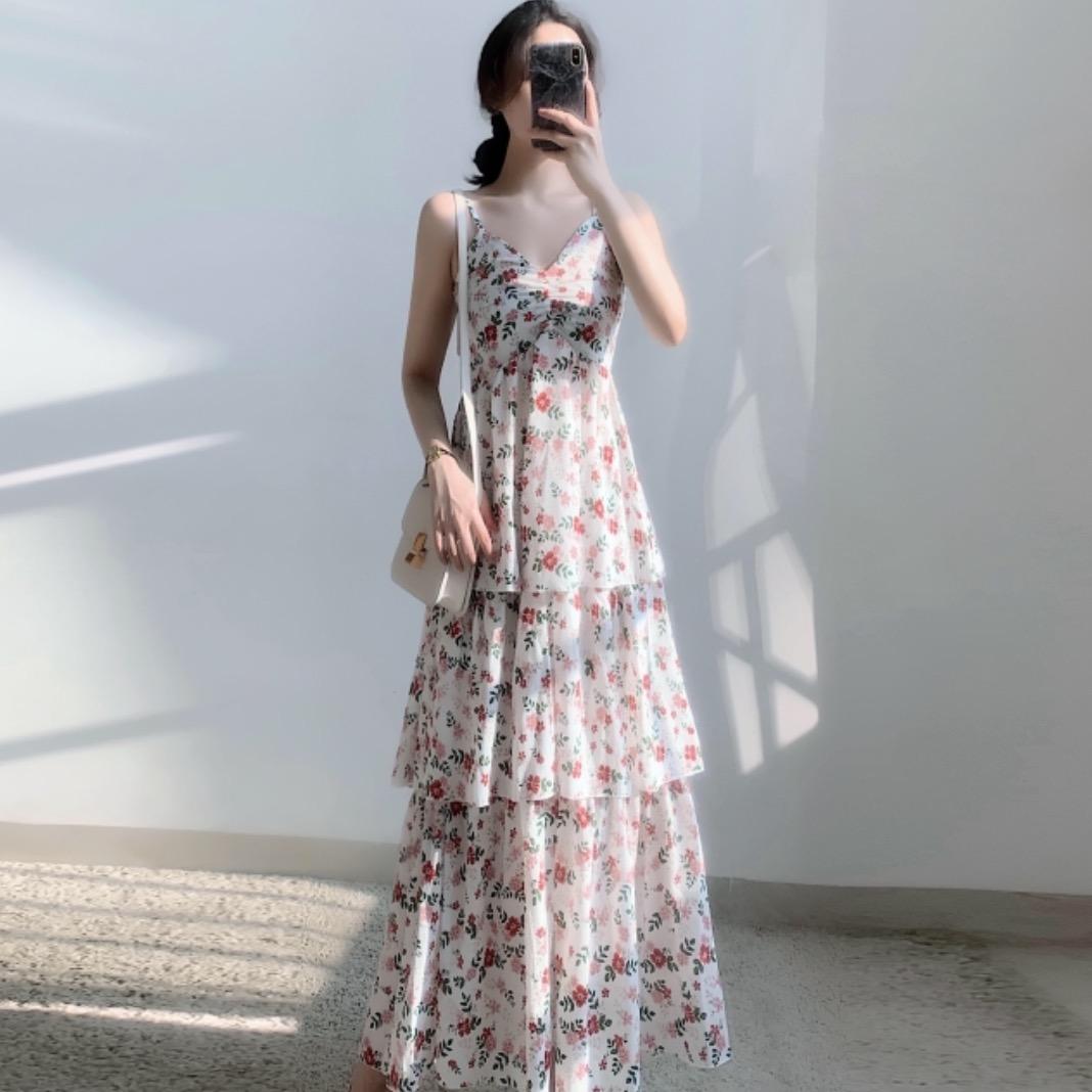 穿着碎花裙的中年少女
