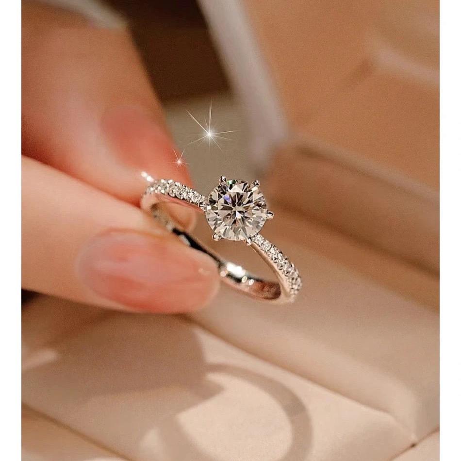 卖珠宝的 成菇凉