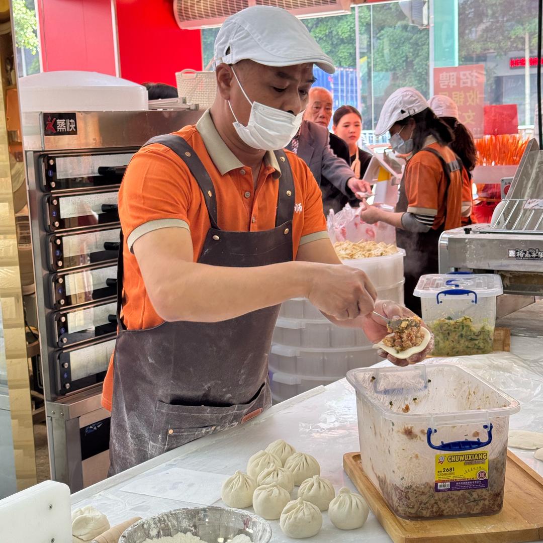 在揭阳做黄冰糖馒头的杨师傅
