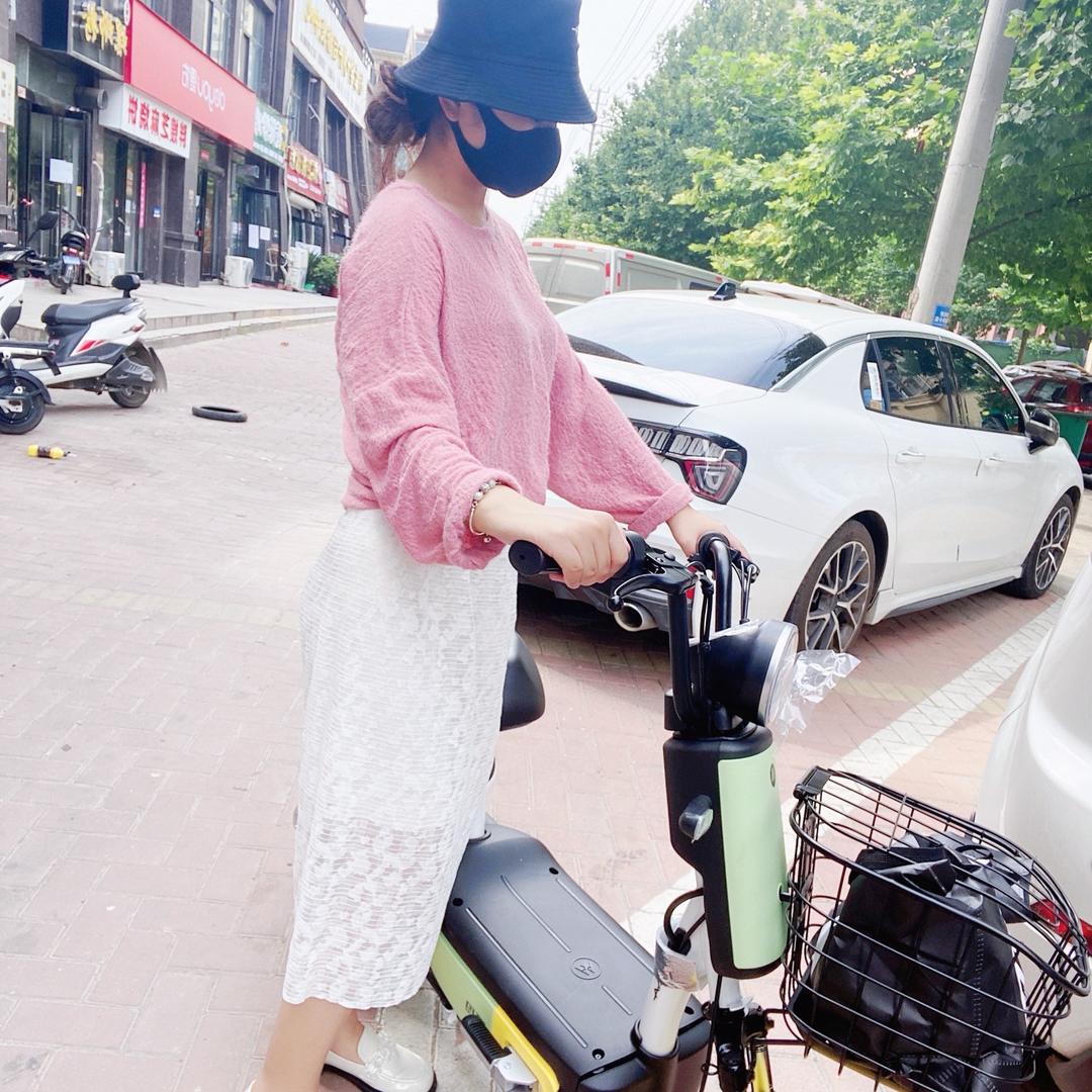 茜.