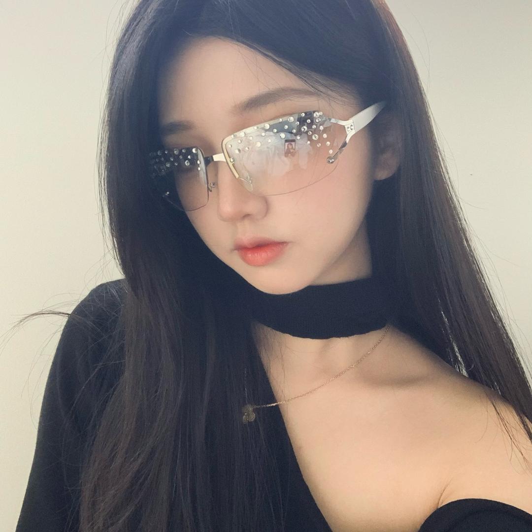 楚楚比个叶