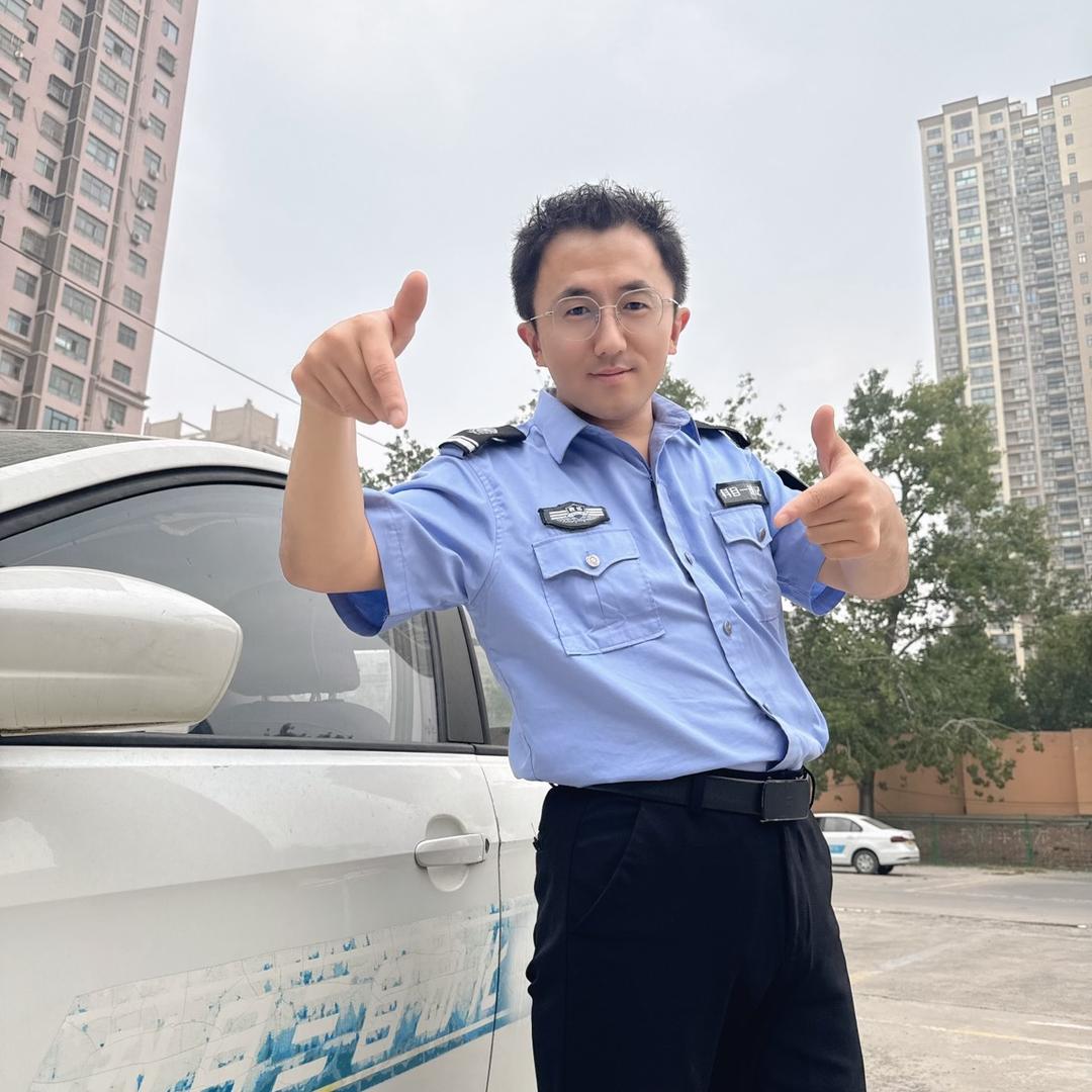 讲驾考的侯教练