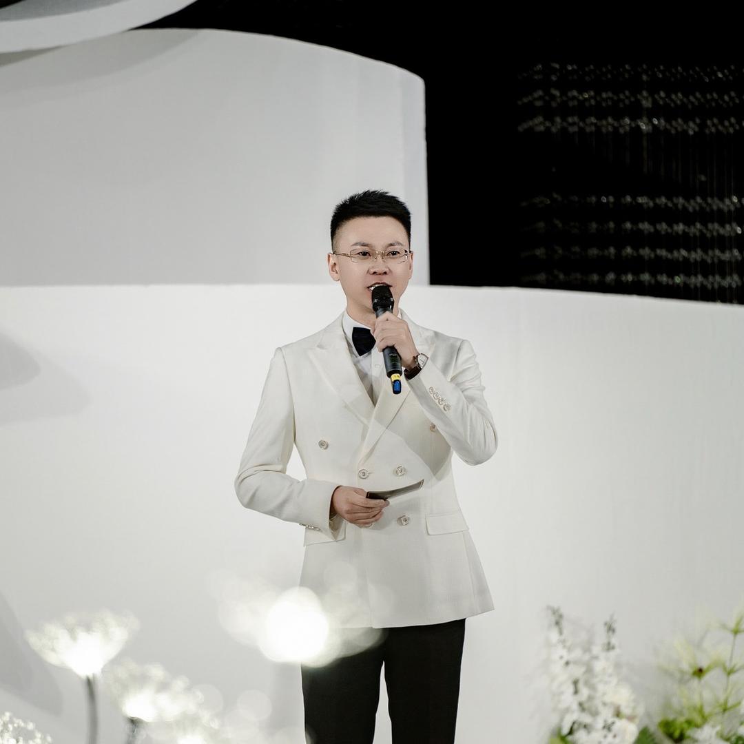 主持人世成