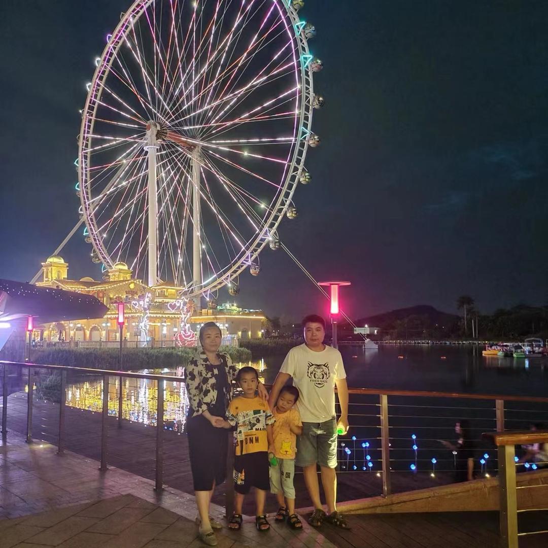 吸着烟徘徊在街头