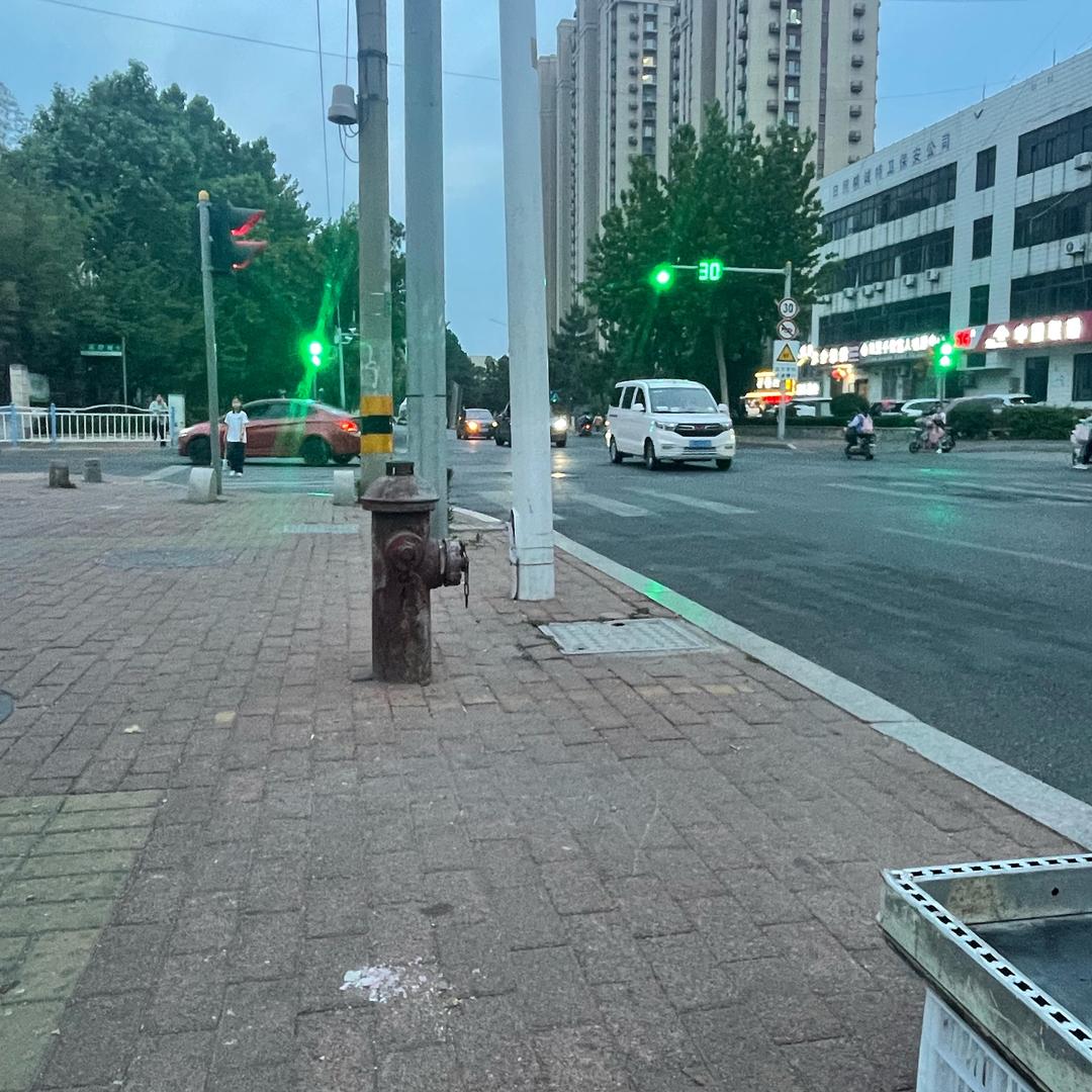 开着五菱蹲路边