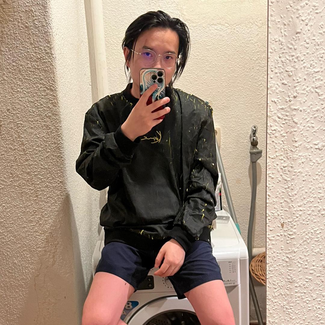 小哥假正经