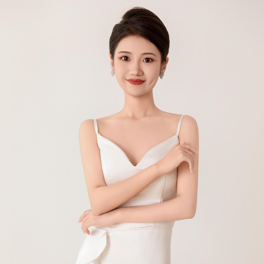 主持人 李欣欣.