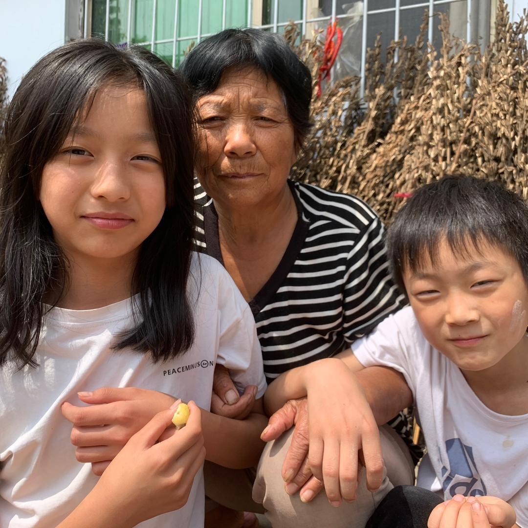 吴奶奶和孙子孙女的日常