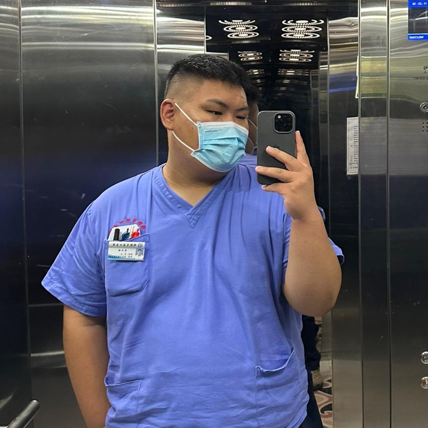 小李是个男护士