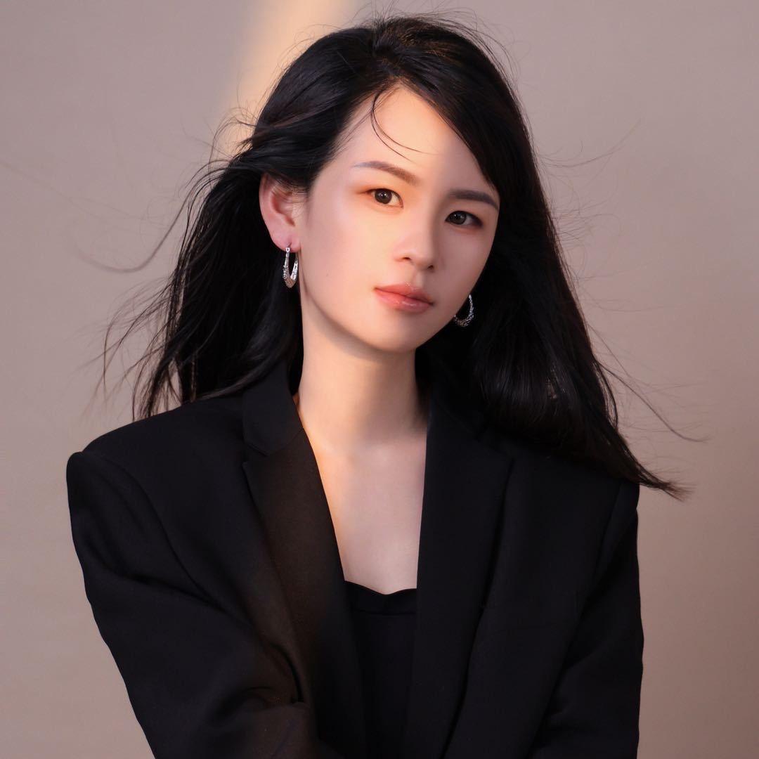 一位开婚纱礼服馆的化妆师周周