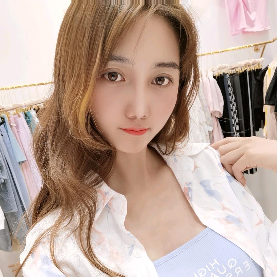 螺蛳湾源头厂家批发服装梁小姐