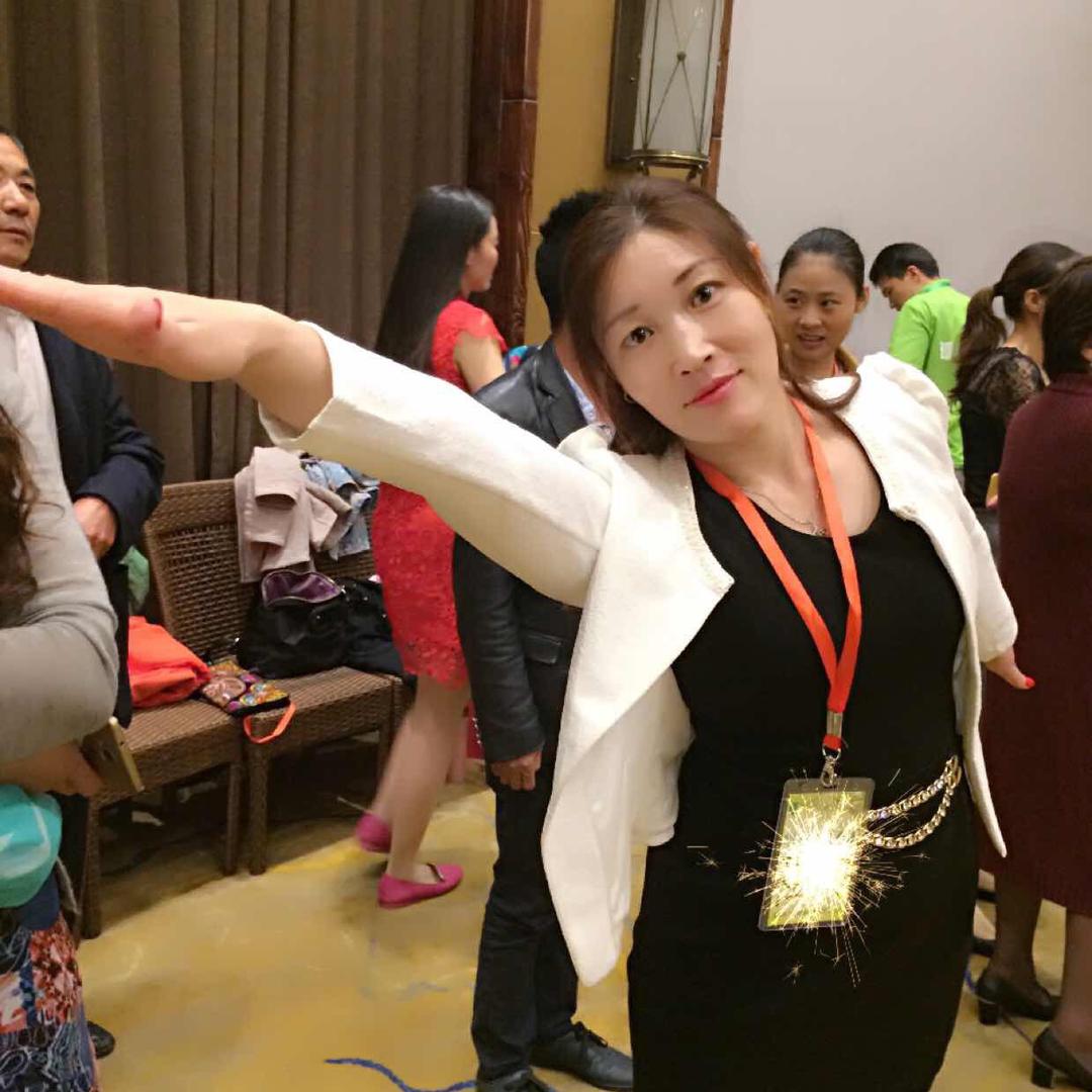 程伟专业头盔雨披批发，挡泥皮订做