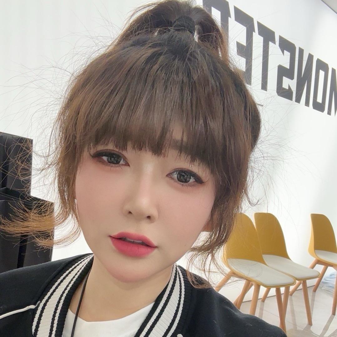 一只怪兽游泳健身小金