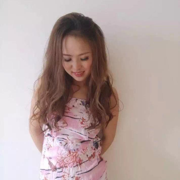 玫瑰藏于身后