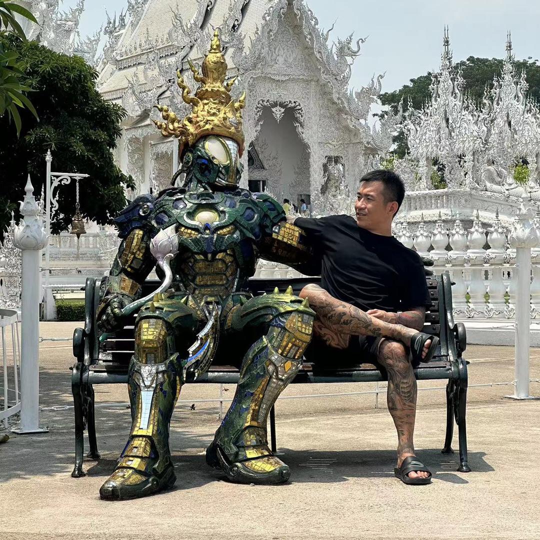 嘴角上扬继续微笑