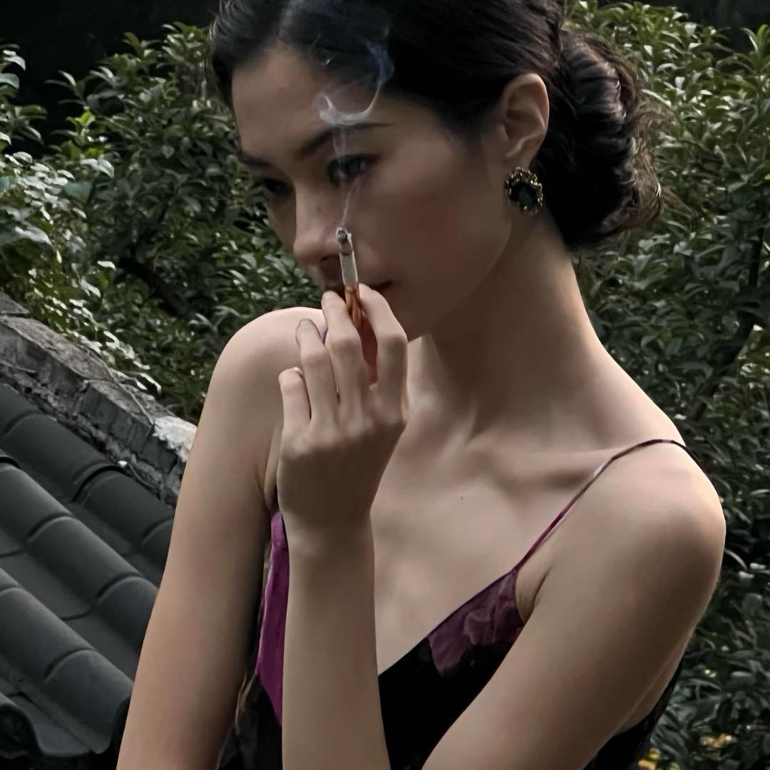 伊.