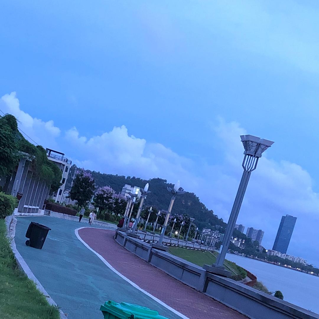 不是在