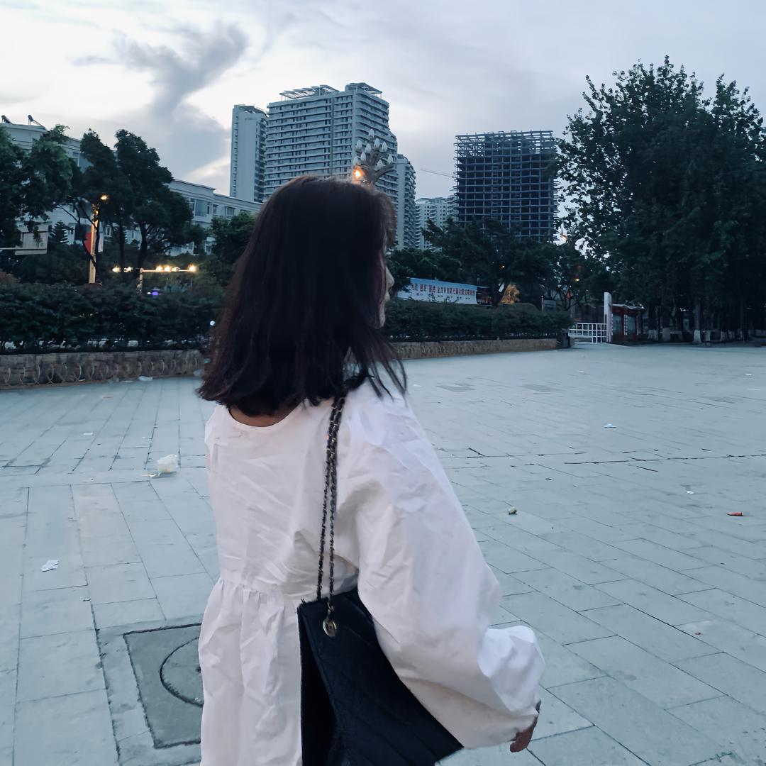 她叫小英