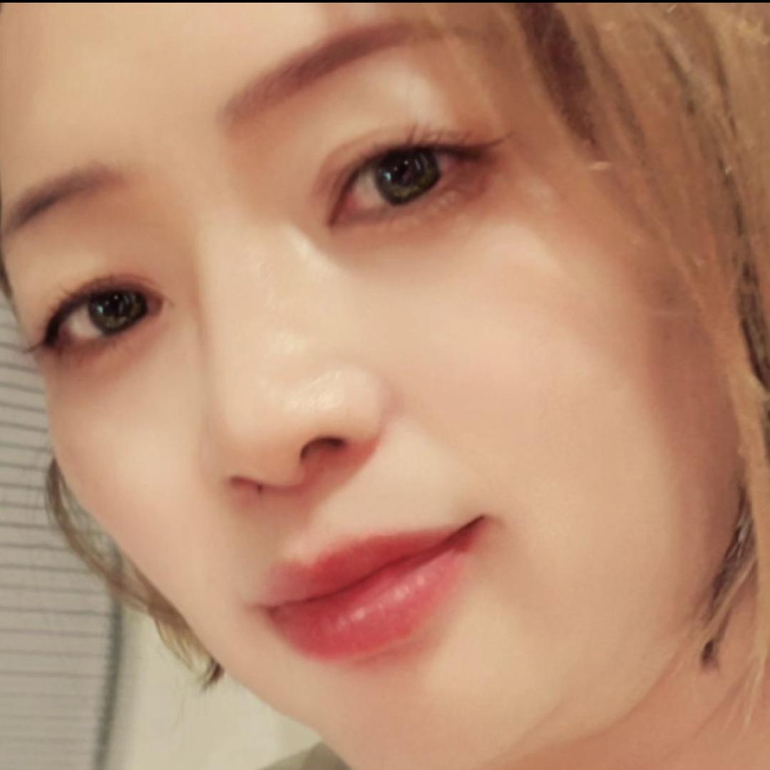芳***