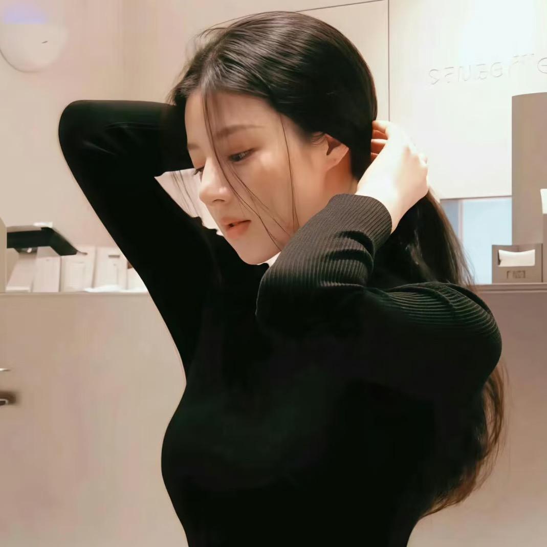杨伊.